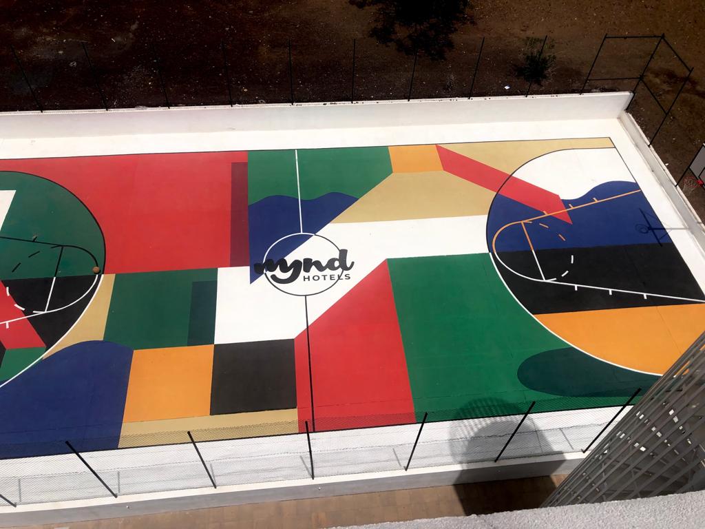 Fotografia aerea de Cancha de baloncesto de mynd hotels pintada con multiples colores