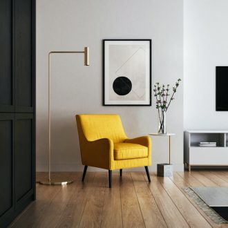 Fotografia de Diseño interior de sala de estar moderna con pisosde maderas, paredes claras, sofa amarillo y cuadro minimalista de fondo