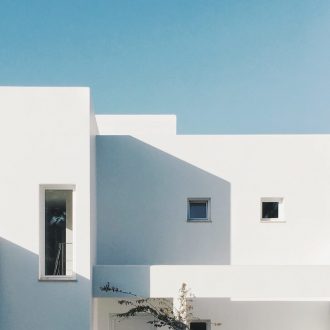 Fotografia de exterior de casa moderna color blanco