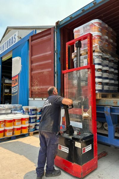 Fotografia de trabajador cargando pinturas Jotun en un camion para envio