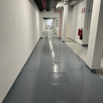 Pasillo industrial con pintura resistente