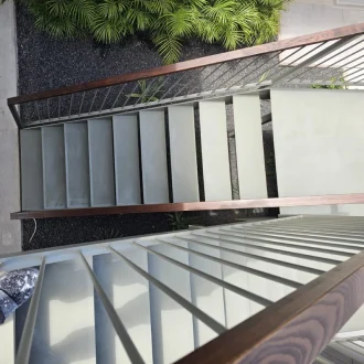 Escalera con pintura industrial