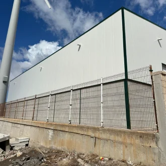 Nave industrial con pintura exterior