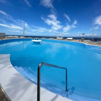Piscina recreativa con pintura resistente a químicos