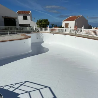 Piscina recreativa con pintura blanca