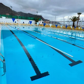Piscina olímpica con pintura resistente a químicos