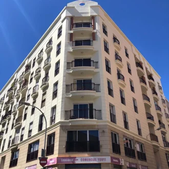 Fotografía de edificio en esquina pintado con pinturas Jotun