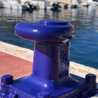Fotografia de Bolardo de acero color azul pintado con pinturas náuticas de la marca Jotun