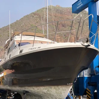 Fotografia de bote blanco en un puerto