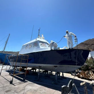 Proceso de aplicación de pintura en bote