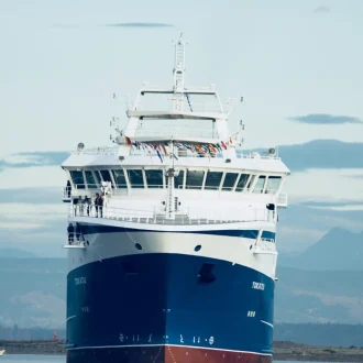 Fotografia de barco de carga color blanco azul y rojo
