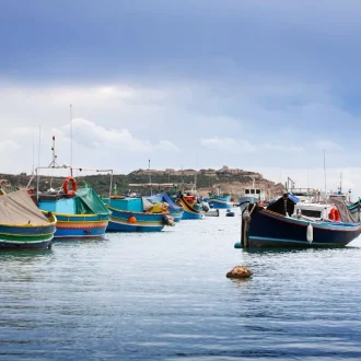 Fotografia de botes de pesca de varios colores en el mar