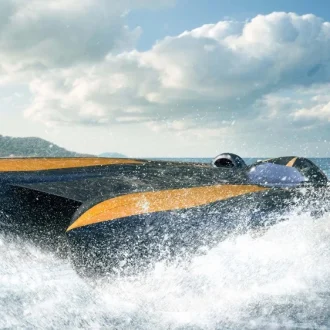 Fotografia de lancha de carreras color negro con naranja