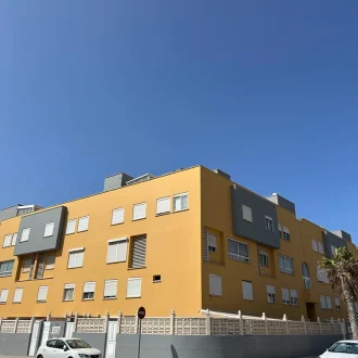 Fachada de edificio en esquina color amarillo